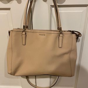 Coach bag with handles and detachable shoulder strap. Beige. Many compartments.